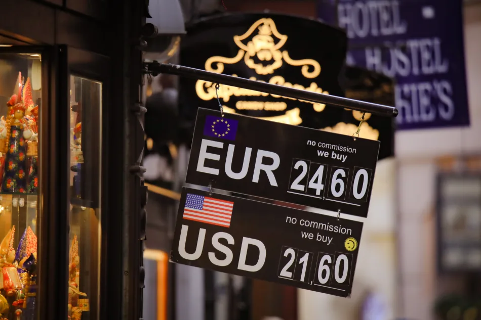 Un cartello mostra il cambio tra euro e dollari