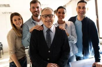 Una famiglia imprenditoriale. Il padre, fondatore, al centro, con i suoi figli, due maschi e due femmine, che lo circondano.