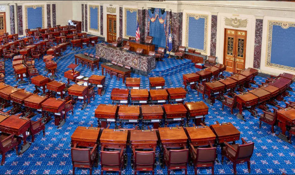 Aula del Senato degli Stati Uniti con banchi vuoti e bandiera americana