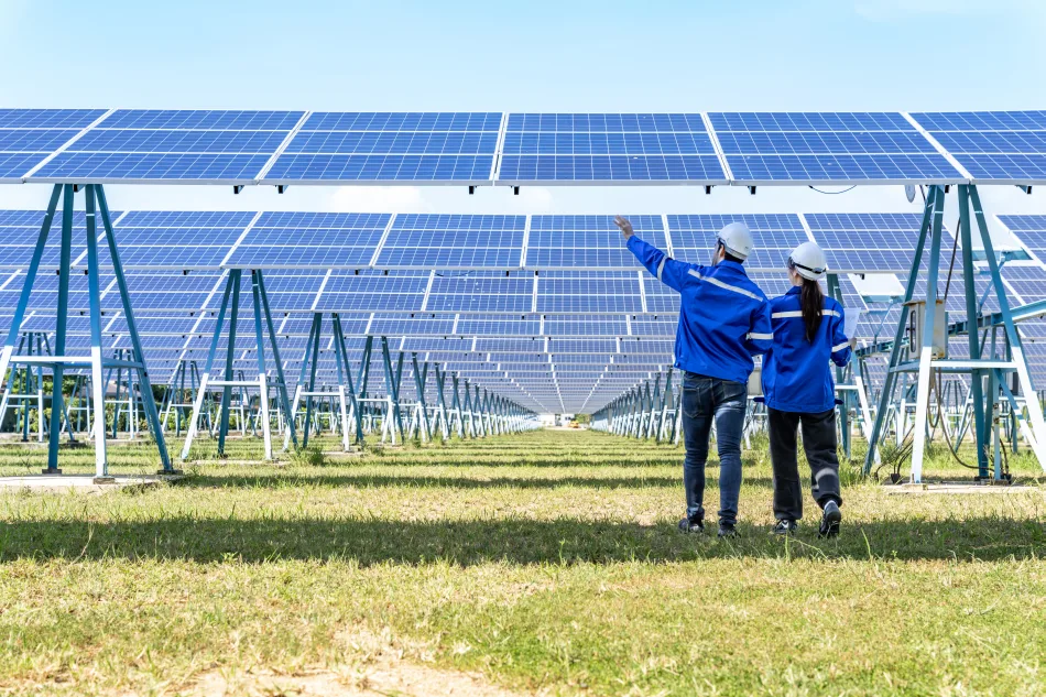 Impianto solare esaminato da due ingegneri