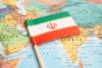 Una cartina geografica politica del Medio Oriente in cui sono visibili anche Paesi non appartenenti a quell'area. Sopra l'Iran è posta la bandiera nazionale della Repubblica islamica