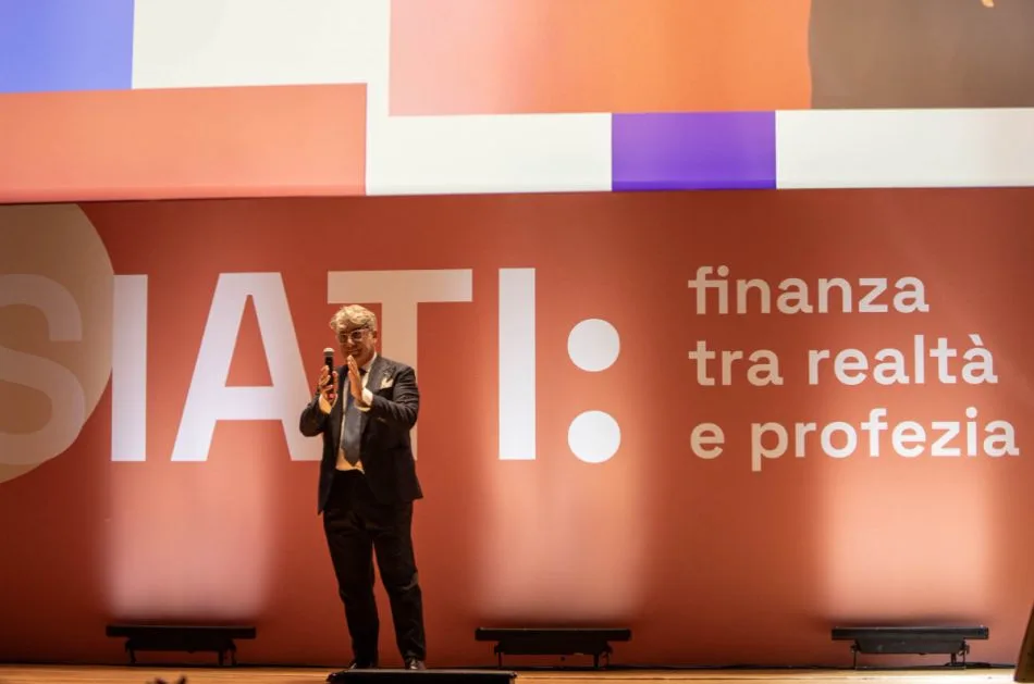Il presidente di Efpa Italia, Nicola Ardente, sul palco dell'edizione 2024 di Efpa Italia Meeting.