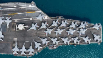 Il ponte di volo di una portaerei carico di velivoli militari