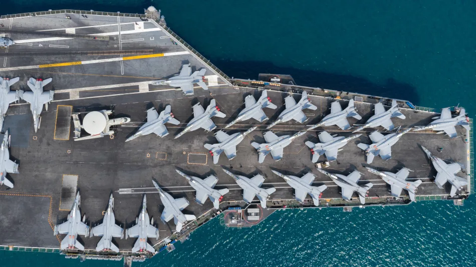 Il ponte di volo di una portaerei carico di velivoli militari