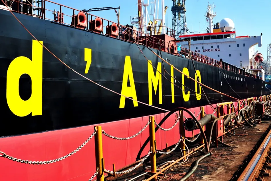 Una nave della flotta D'Amico all'ormeggio
