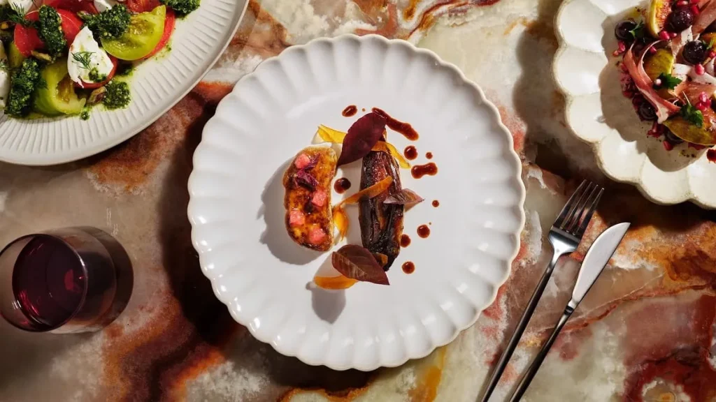 Un piatto gourmet con la carne coltivata del marchio premium Forged