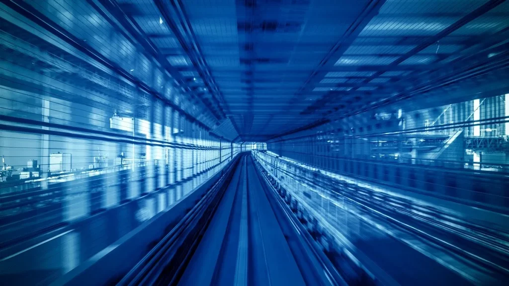 Un treno automatico si muove in un tunnel a Tokyo