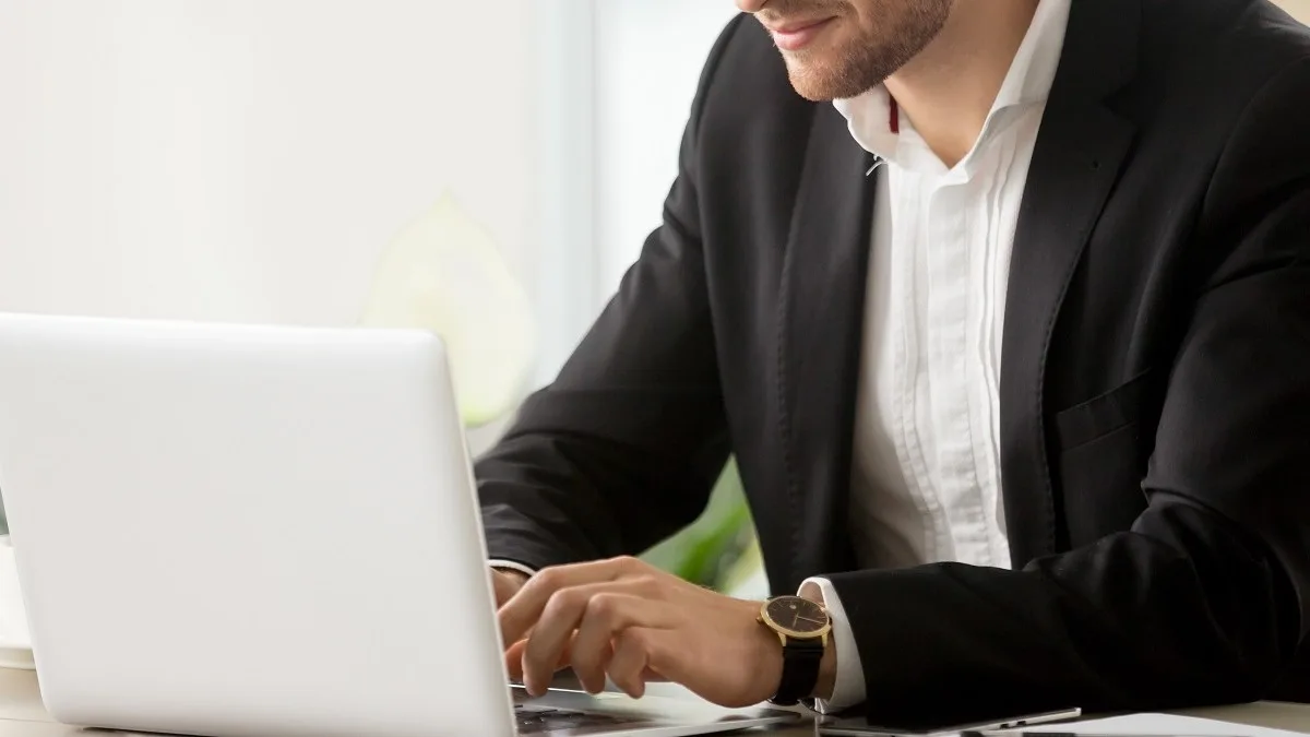 Un imprenditore al computer usa la soluzione tech di Jet HR