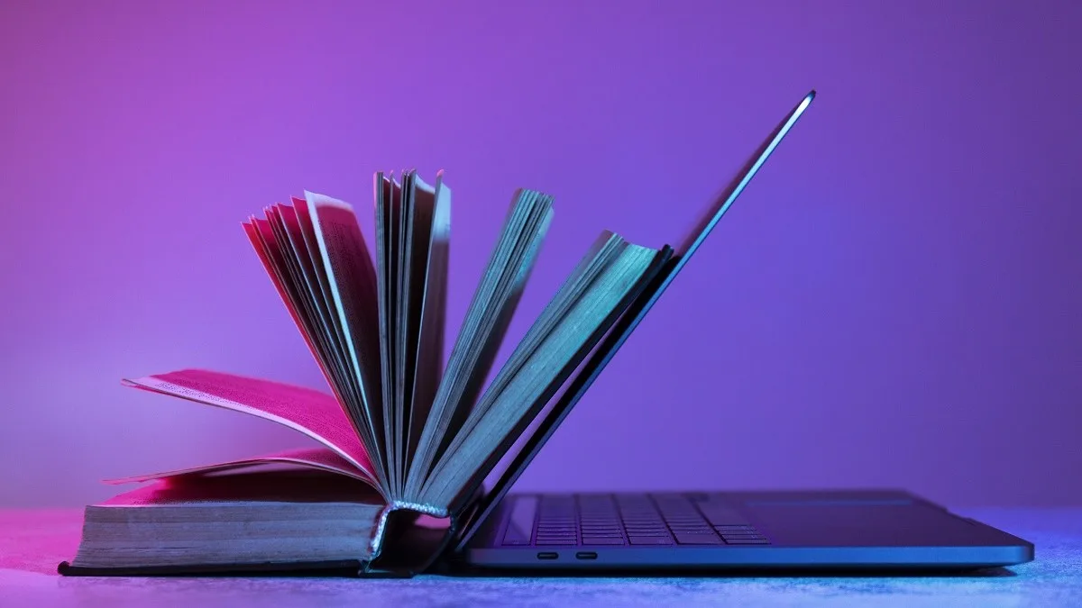 Un libro e un computer si fondono