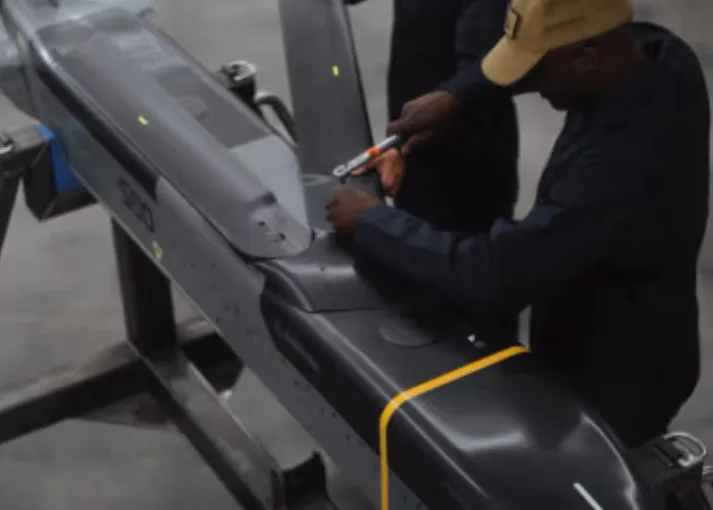 Tecnico al lavoro su missile Barracuda in fase di assemblaggio presso stabilimento Anduril
