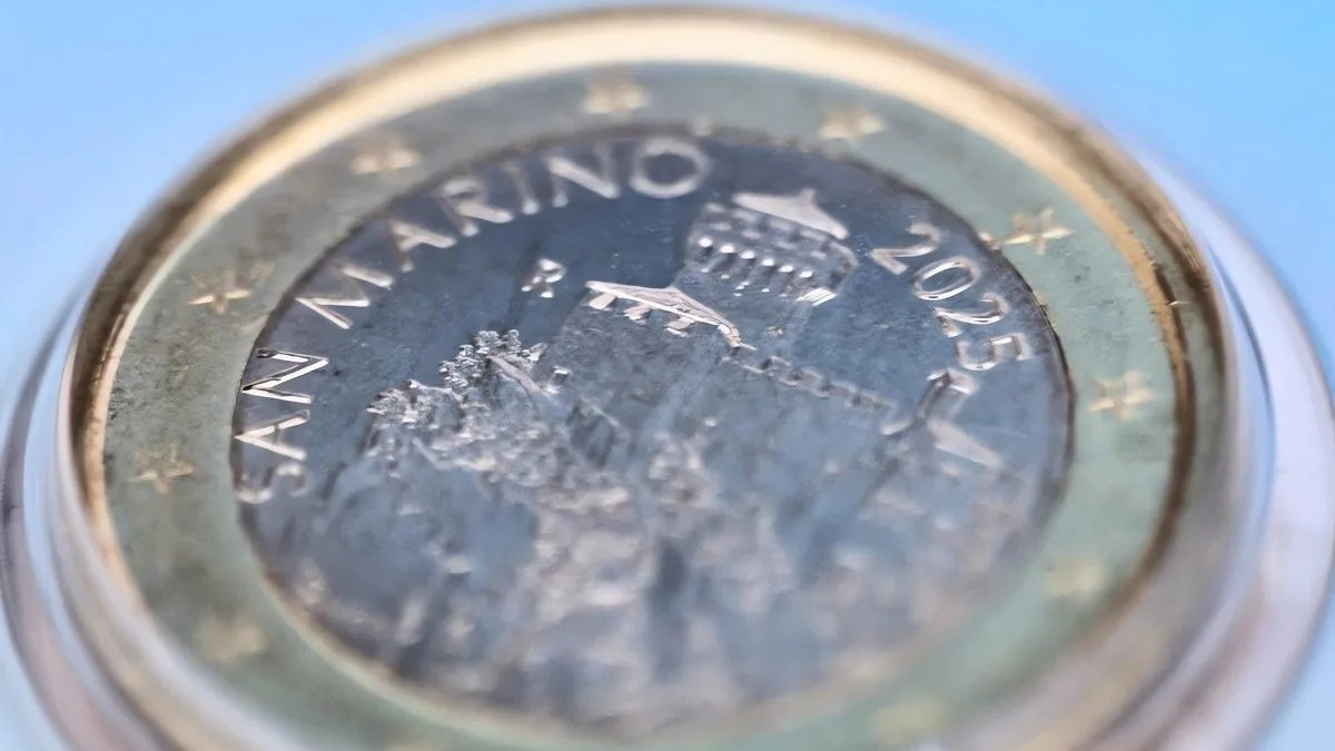 Il particolare di una moneta 2025 di San Marino