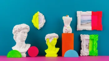 Una natura morta e altri oggetti d'arte colorati