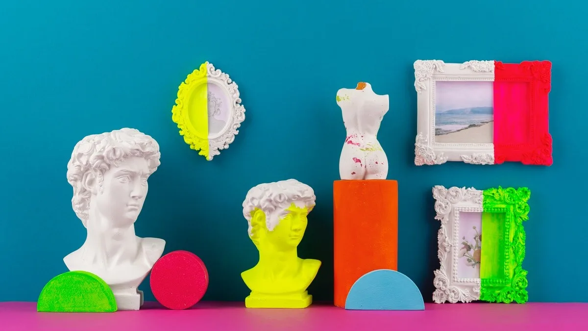 Una natura morta e altri oggetti d'arte colorati