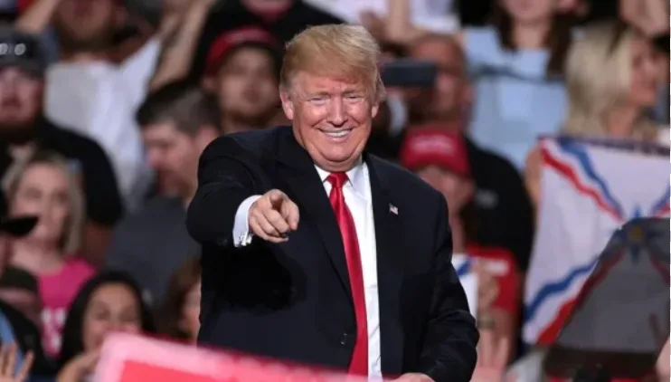 trump licenzia lisa cook