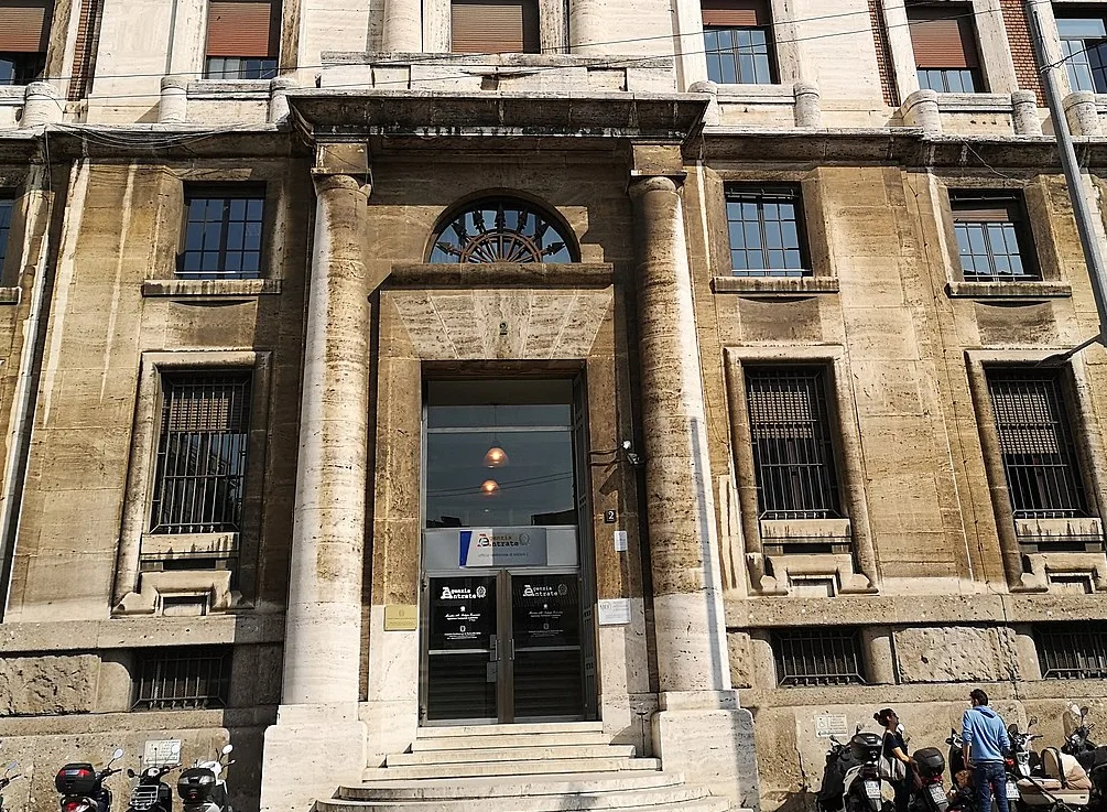 Facciata della sede dell’Agenzia delle Entrate a Milano
