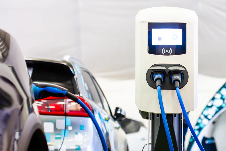 Auto elettrica in fase di ricarica presso colonnina moderna