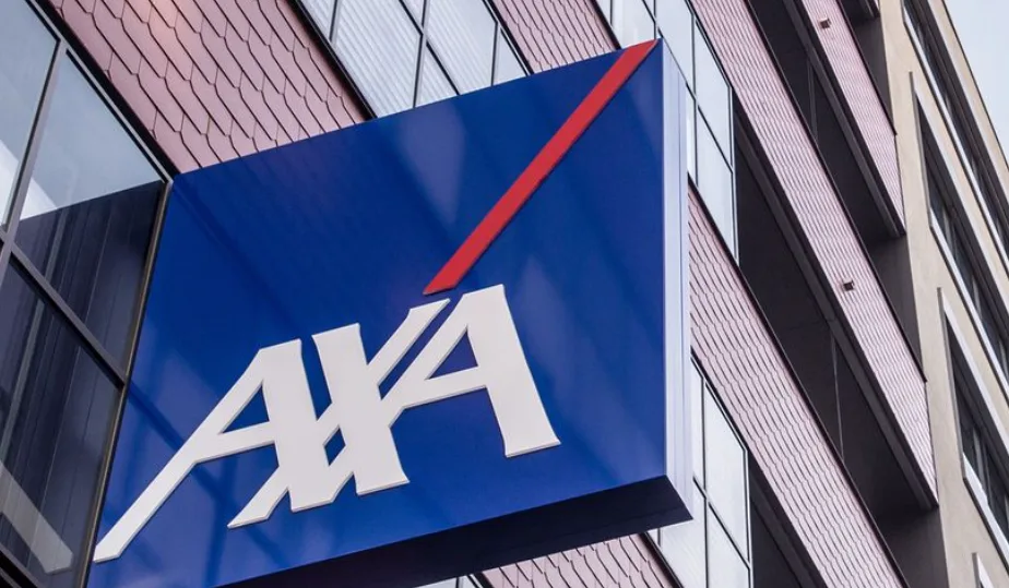 Insegna del logo AXA su edificio aziendale