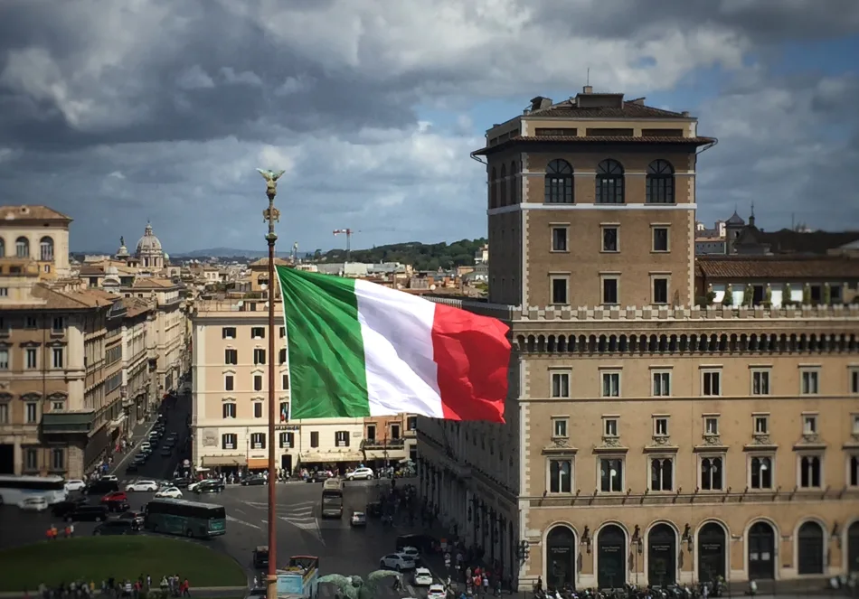 Una bandiera italiana sventola davanti a Palazzo Venezia a Roma