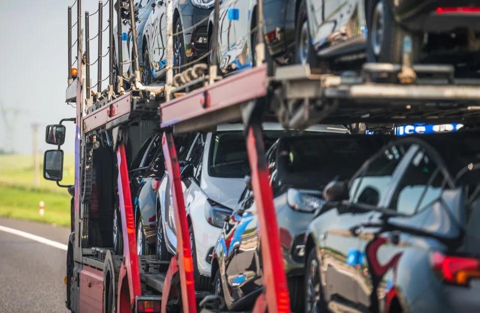 una bisarca che trasporta automobili