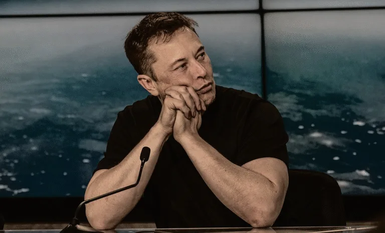 Elon Musk nel corso di una conferenza stampa