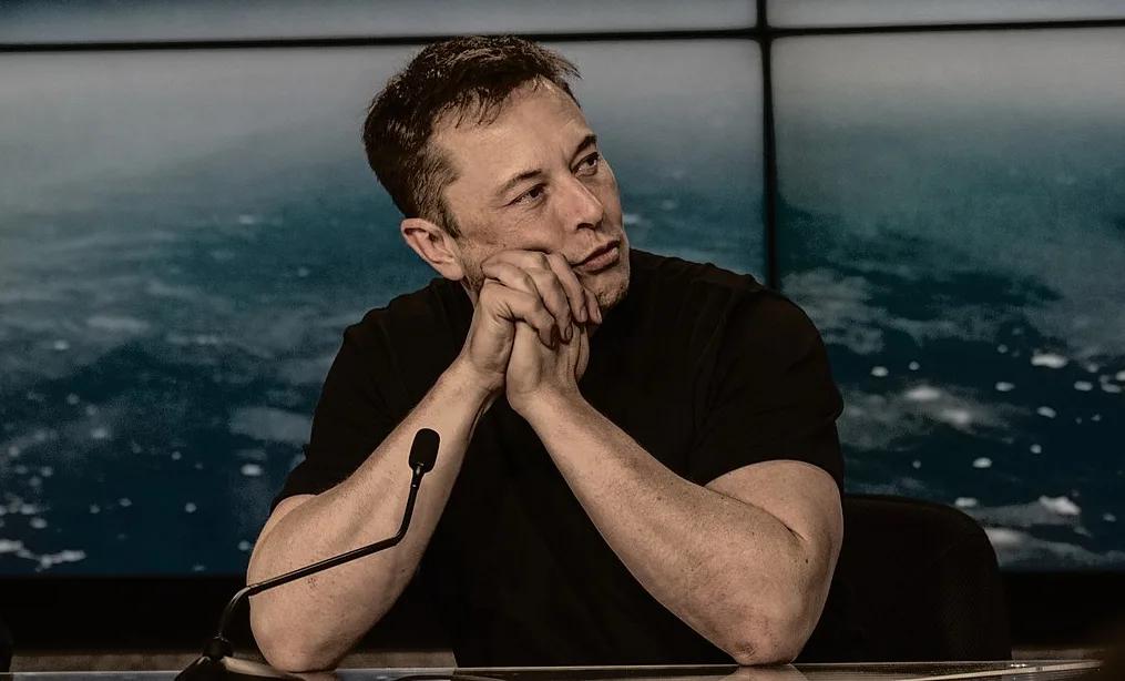 Elon Musk nel corso di una conferenza stampa