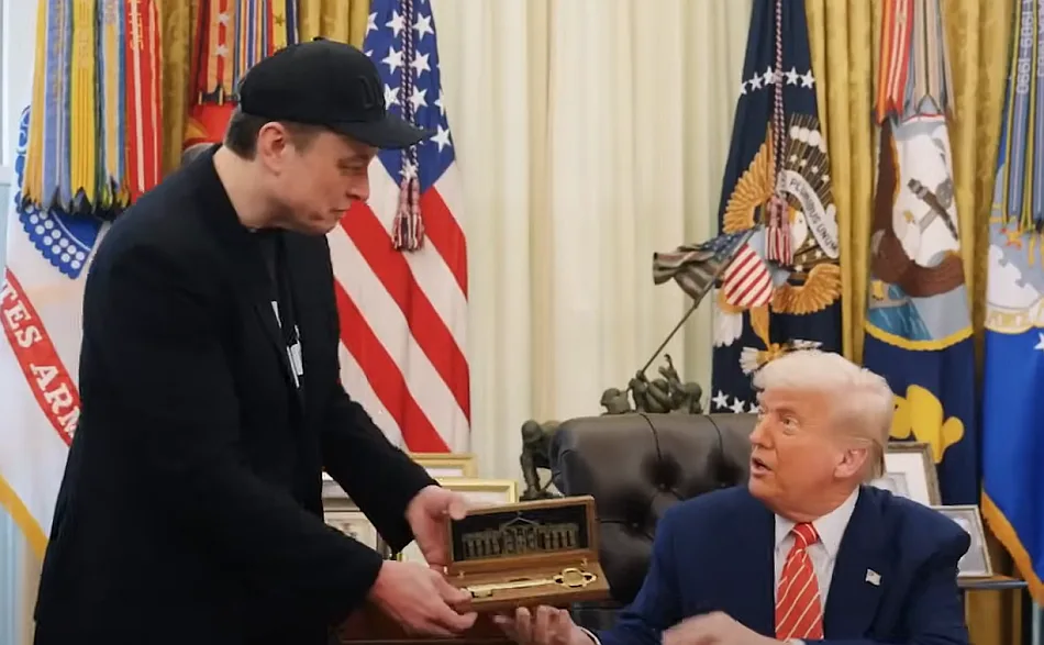 Elon Musk consegna a Donald Trump una scatola con una chiave simbolica nello Studio Ovale alla Casa Bianca