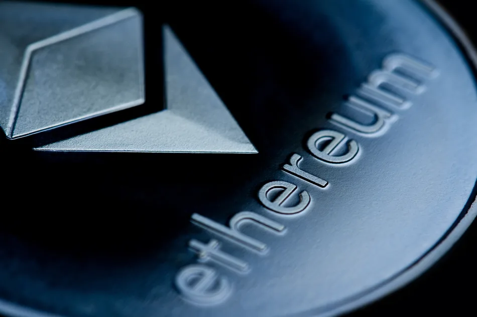 Dettaglio del logo Ethereum inciso su una moneta blu