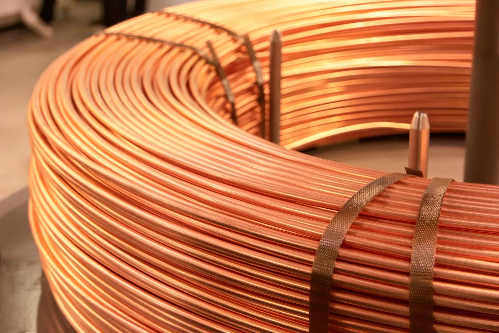 Fasci di cavi in rame arrotolati pronti per l’uso industriale