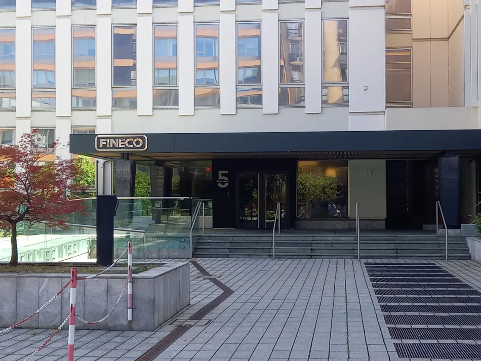 Ingresso della sede Fineco a Milano