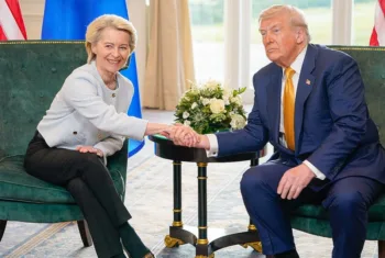 Donald Trump e Ursula von der Leyen si stringono la mano durante un incontro ufficiale