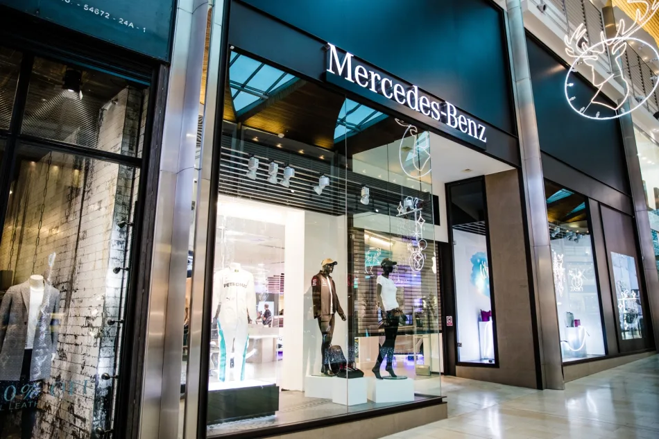 Un pop up shop di Meredes nel centro di Leicester in Inghilterra