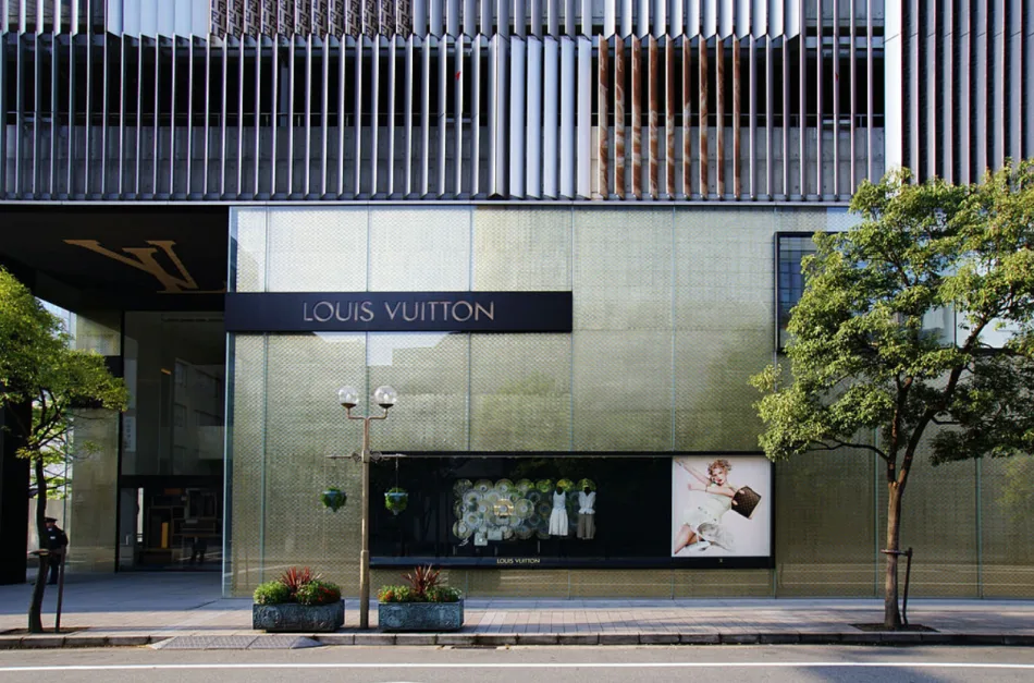 Facciata del negozio Louis Vuitton con vetrine e logo visibile