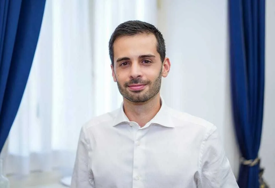Luca Carabetta, country manager di Trade Republic in un'immagine professionale