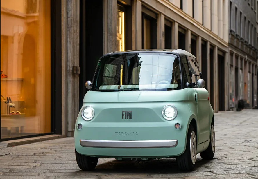 Una Fiat Topolino, una piccola city car di Stellantis che verrà prodotta in Marocco