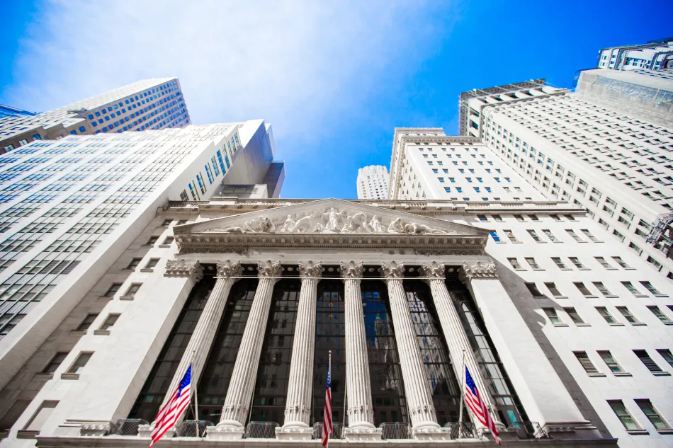 Le colonne del palazzo del Nyse viste dalla scalinata di ingresso