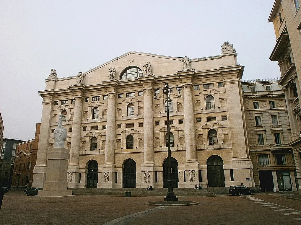 Facciata del Palazzo Mezzanotte, sede della Borsa Italiana a Milano