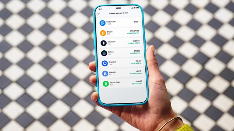 Un utente paga in criptovalute su PayPal