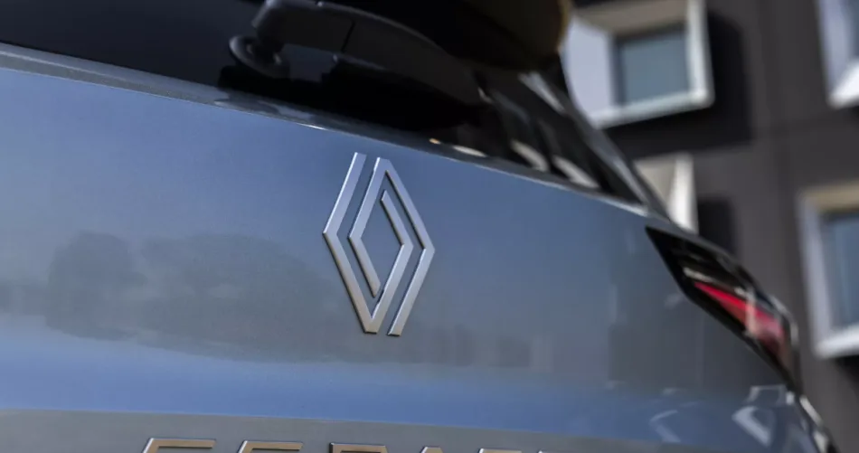Logo Renault su cofano posteriore di un'auto moderna