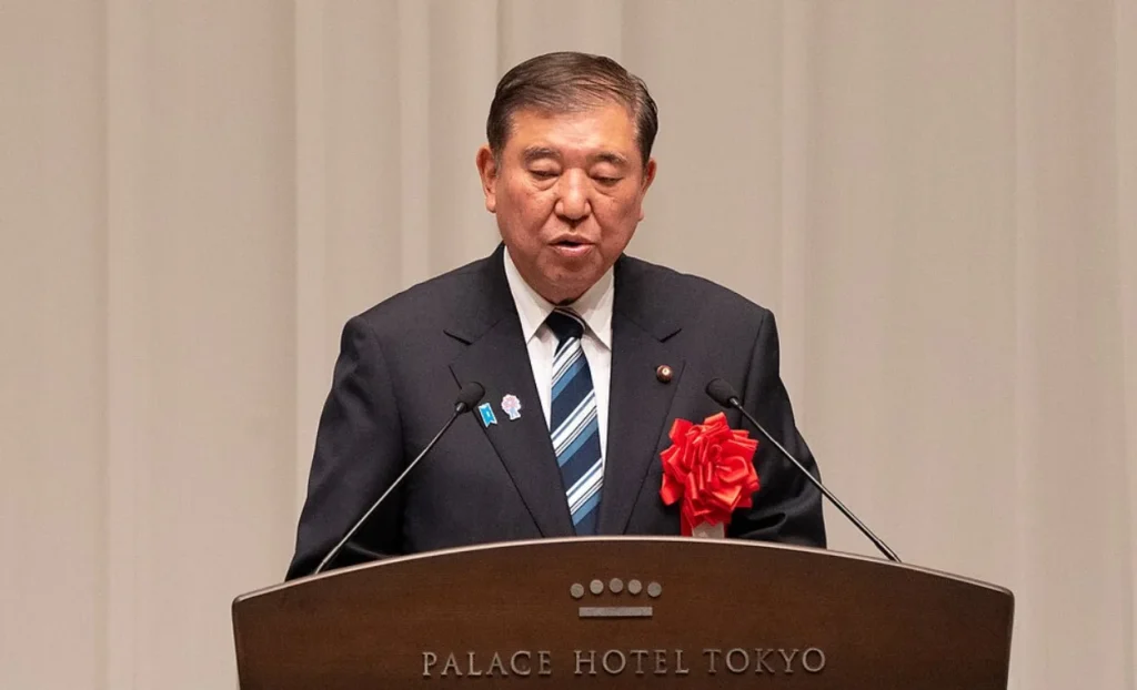 Shigeru Ishiba parla da un podio durante un evento ufficiale al Palace Hotel Tokyo