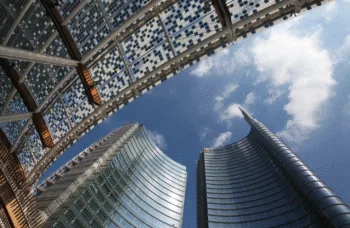 La sede di Unicredit a Milano, il grattacielo di Piazza Gae Aulenti, visto dal basso, dal centro della piazza