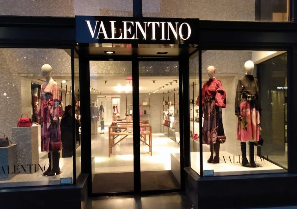 La vetrina di un negozio Valentino a Boston