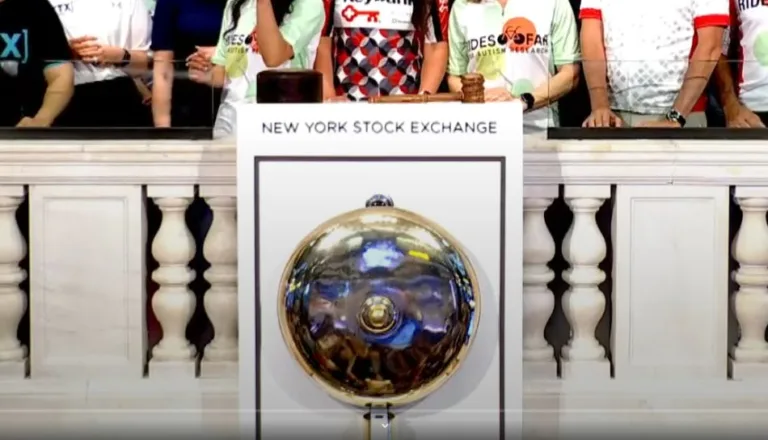Campanella di apertura del New York Stock Exchange con gruppo di persone