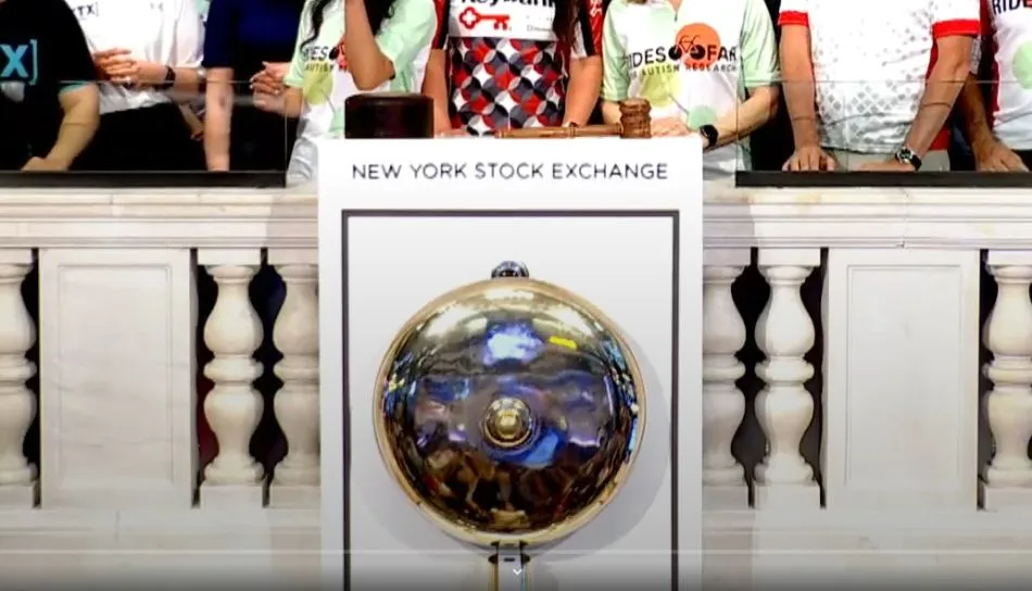 Campanella di apertura del New York Stock Exchange con gruppo di persone