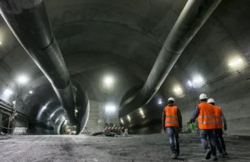 Una galleria in costruzione con due operai