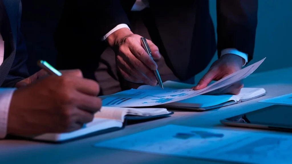 Un consulente finanziario con un cliente