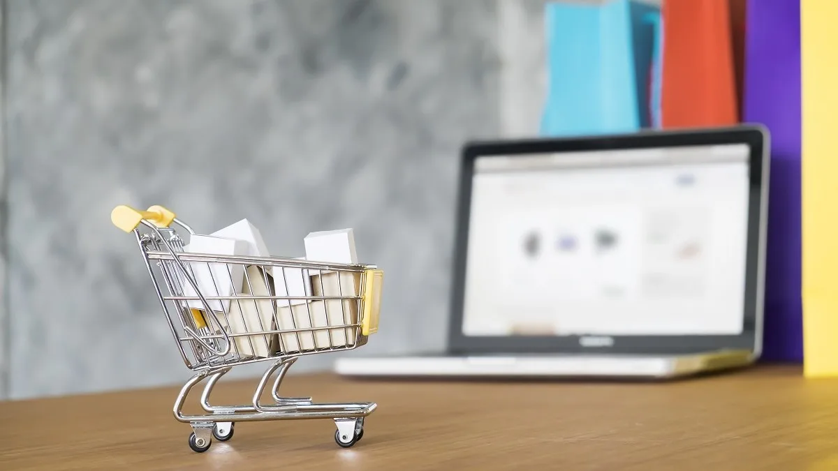 Un carrello e un computer simbolo di ecommerce