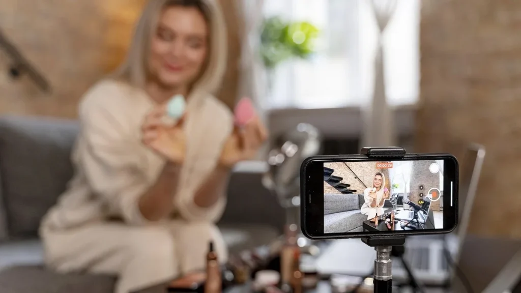 Una influencer al lavoro mentre gira un video