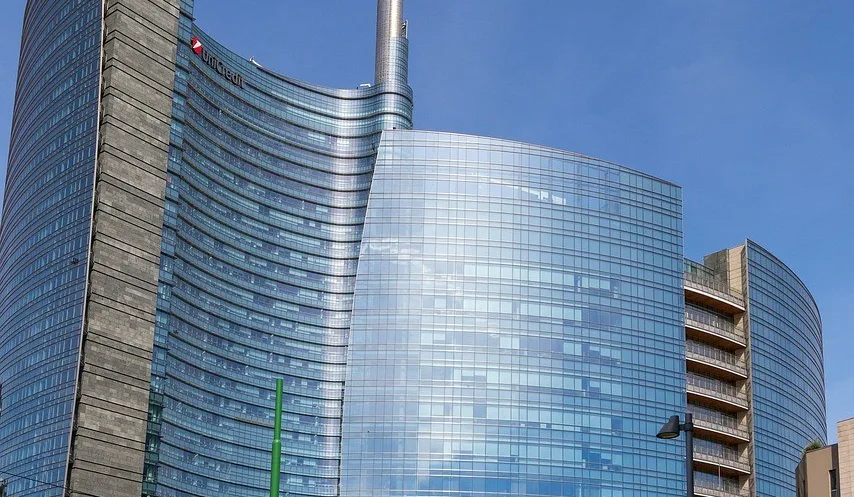 Unicredit annuncia utile da record e il ritiro da Banco Bpm, le azioni volano in Borsa