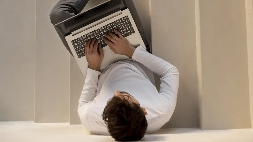 Un solopreneur mentre lavora da solo al computer
