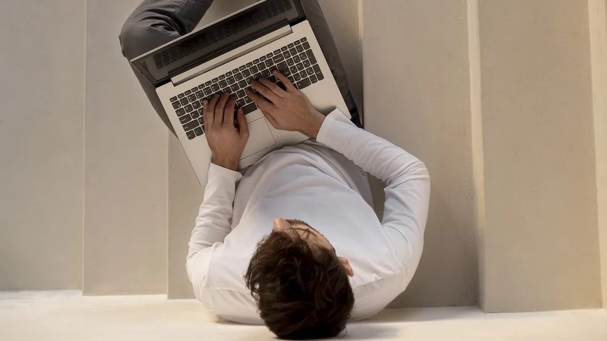 Un solopreneur mentre lavora da solo al computer